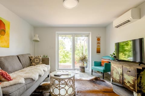 Living room, Seating area, air conditioner