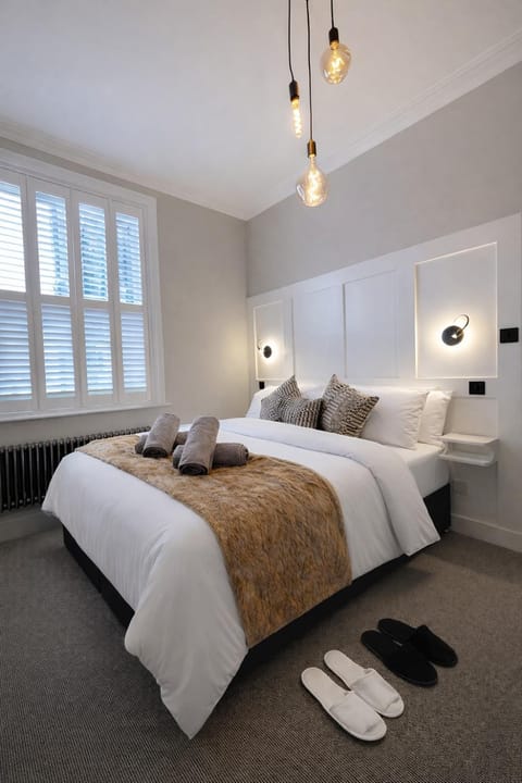 Bed, towels