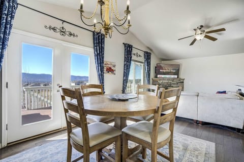 Rangeview Pass Pet Friendly with Epic Peak Views House in Monument