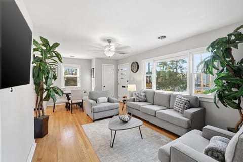 TV and multimedia, Living room, Seating area, Dining area