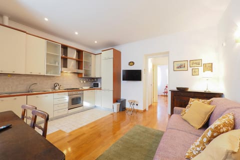 Kitchen or kitchenette, Living room, Seating area, Dining area, stove