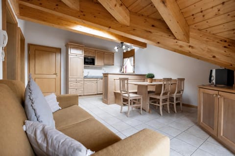 TV and multimedia, Kitchen or kitchenette, Living room, Seating area, Dining area
