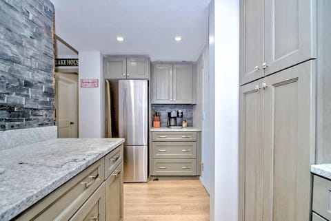 Cozy 1 Bedroom Condo with Lake Winni Views! Apartment in Laconia