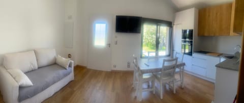 Seating area, Dining area, stove, kitchen