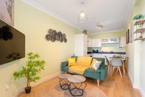 TV and multimedia, Kitchen or kitchenette, Living room, Seating area, Dining area, internet, stove