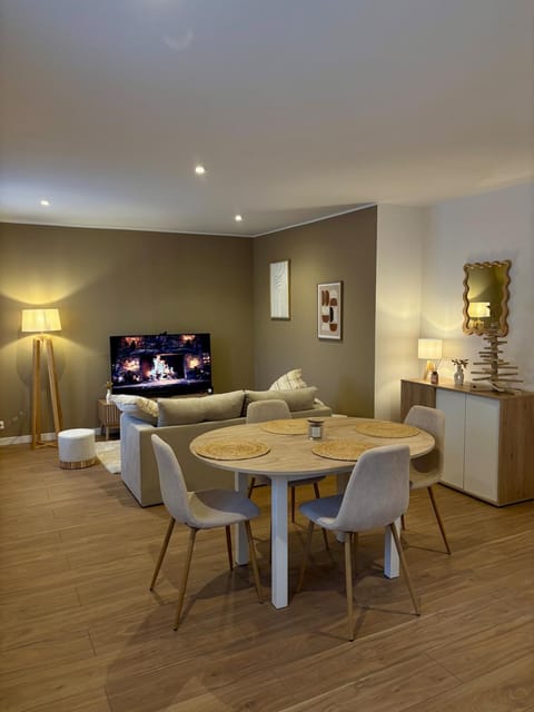 TV and multimedia, Living room, Seating area, Dining area