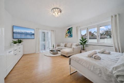 Bed, TV and multimedia, Living room, Photo of the whole room, Bedroom