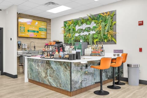 Coffee/tea facilities, Food and drinks