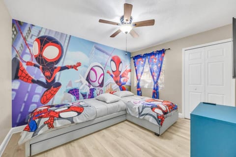 Photo of the whole room, Bedroom, wardrobe