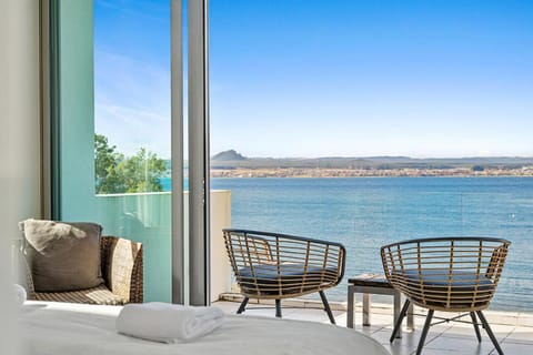 Bedroom, Lake view