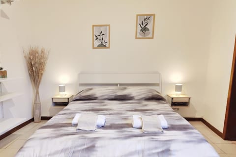Bed, Bedroom, towels