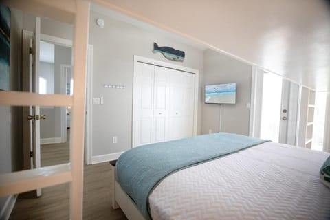 Newly Renovated with Pvt Beach, Beach Ramp, 2 Pools, Sleeps 19 - Peaceful Pelican House in Miramar Beach