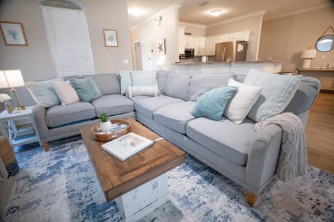 Newly Renovated with Pvt Beach, Beach Ramp, 2 Pools, Sleeps 19 - Peaceful Pelican House in Miramar Beach