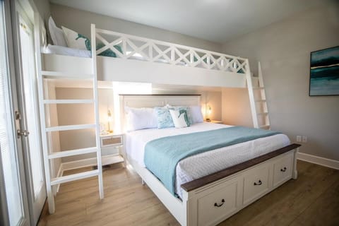 Newly Renovated with Pvt Beach, Beach Ramp, 2 Pools, Sleeps 19 - Peaceful Pelican House in Miramar Beach