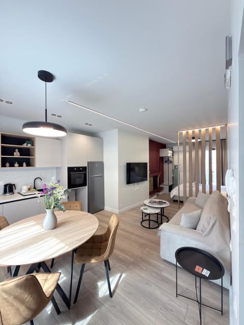 TV and multimedia, Seating area, Dining area, oven, stove