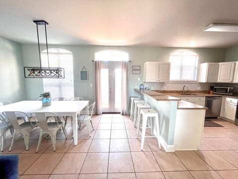 Steps to Pvt beach , Beach ramp, 2 pools, Sleeps 18 - Lazy Marlin House in Miramar Beach