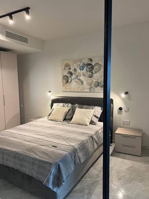 Exclusive 2 bd apt in Mercury Suites - Pool Access Apartment in Saint Julians