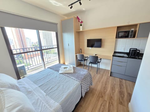 Bed, TV and multimedia, View (from property/room), Balcony/Terrace, Photo of the whole room, Dining area, Bedroom