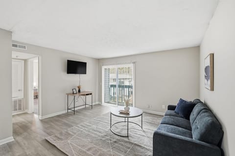 Modern 1BR Retreat Near Stone Mountain Apartment in Tucker