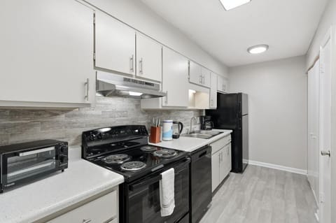 Modern 1BR Retreat Near Stone Mountain Apartment in Tucker
