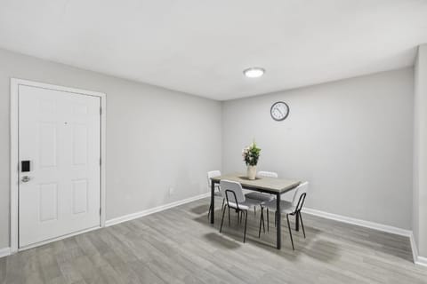 Modern 1BR Retreat Near Stone Mountain Apartment in Tucker