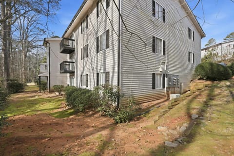 Modern 2BR Retreat Near Stone Mountain Apartment in Tucker