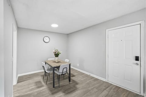 Comfort & Convenience in Stone Mountain Apartment in Tucker