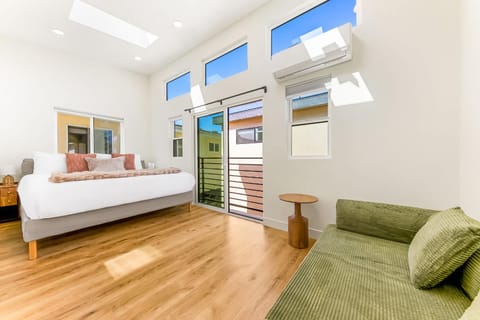 PB New Build - Steps to Sand & Surf House in Pacific Beach