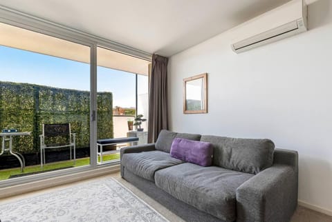 Living room, Seating area, air conditioner