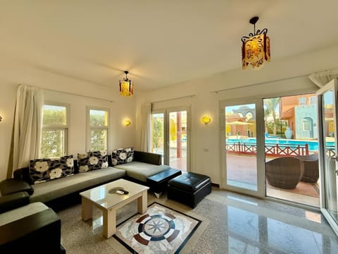 Living room, Seating area, internet, internet