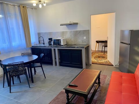 Kitchen or kitchenette, Dining area, stove