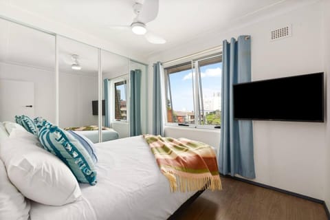 Bed, TV and multimedia, Bedroom, wardrobe