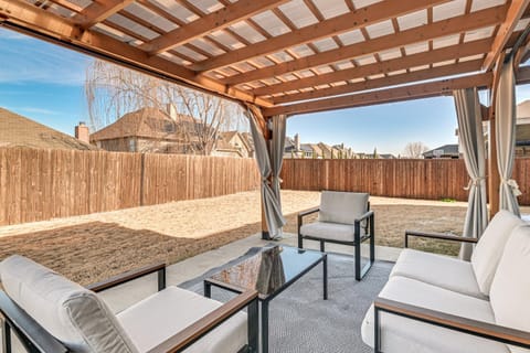 Modern Home with Office Near Parks, Lake and Golf! House in Little Elm