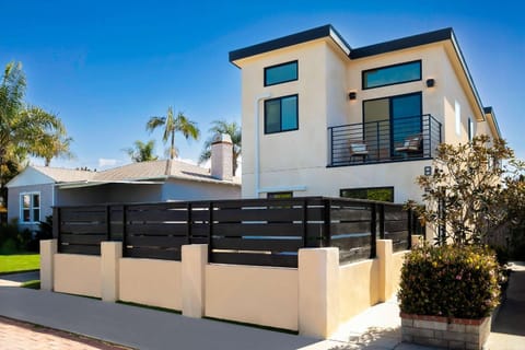 PB Beach Compound - 2 New Homes Steps to Sand House in Pacific Beach