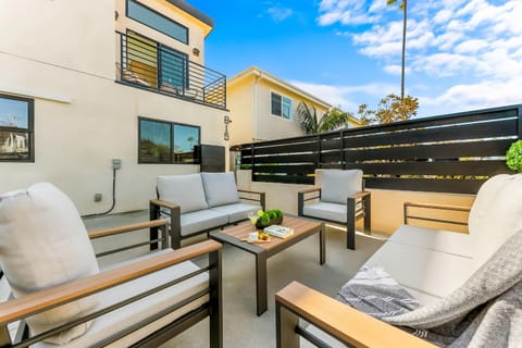 PB Beach Compound - 2 New Homes Steps to Sand House in Pacific Beach