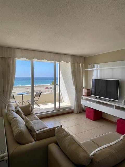 Communal lounge/ TV room, Living room, Beach, Sea view