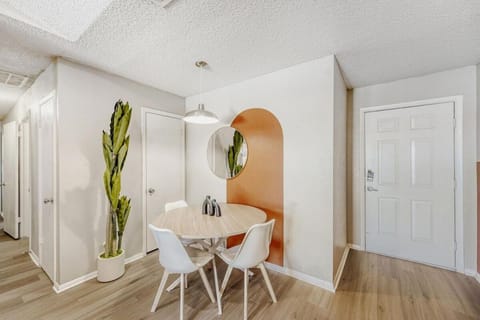 Modern City Getaway 2B - Sleeps 6 - Pool, Prkg Apartment in Austin