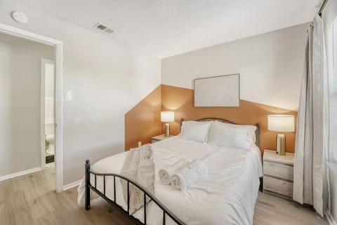 Modern City Getaway 2B - Sleeps 6 - Pool, Prkg Apartment in Austin
