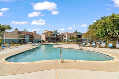 Modern City Getaway 2B - Sleeps 6 - Pool, Prkg Apartment in Austin