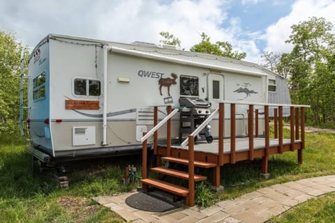 Glacier Vista - 30’ Glamper Trailer near Glacier Campground/ 
RV Resort in Glacier National Park