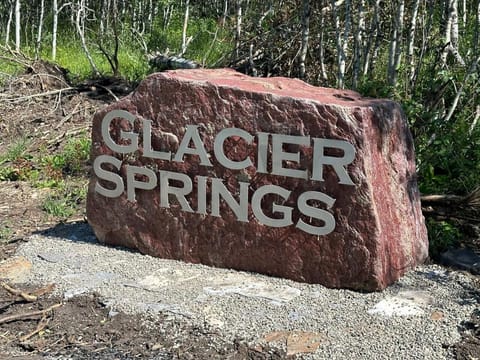 Glacier Vista - 30’ Glamper Trailer near Glacier Campground/ 
RV Resort in Glacier National Park