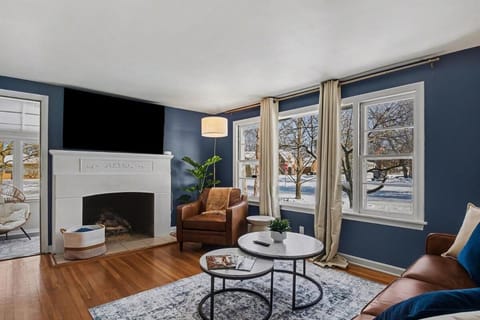 TV and multimedia, Seating area, fireplace, heating, air conditioner