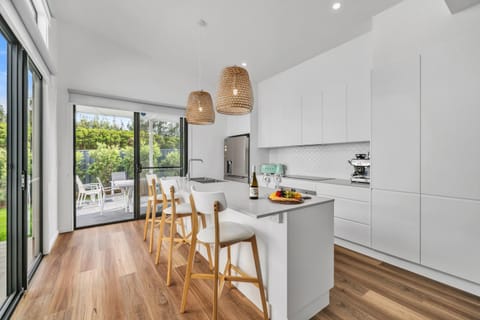 Coffee/tea facilities, Kitchen or kitchenette, Food and drinks, Dining area, stove