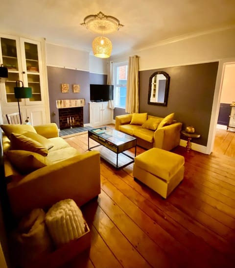 Communal lounge/ TV room, Living room, Photo of the whole room, Seating area, Evening entertainment