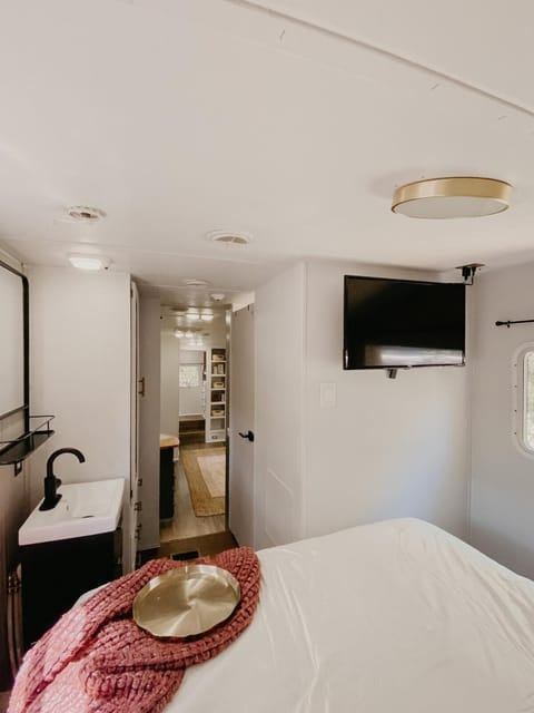Bed, TV and multimedia, Bedroom