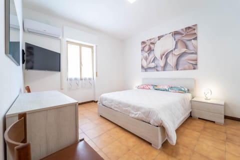 Bed, TV and multimedia, Photo of the whole room, Evening entertainment, Bedroom