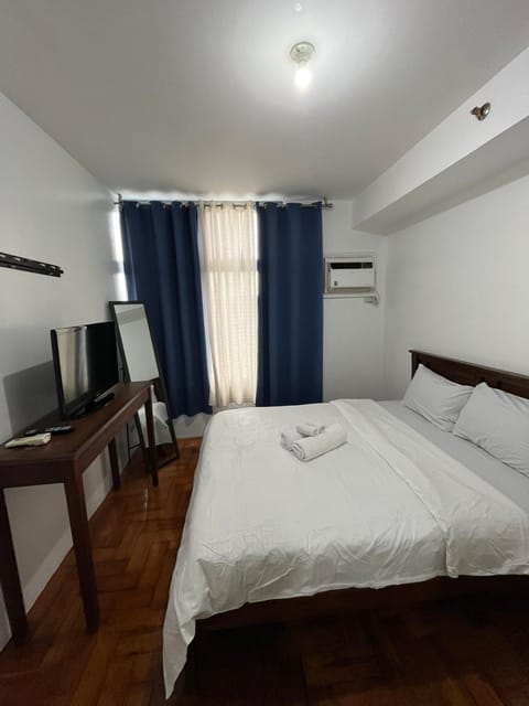 Bed, TV and multimedia, Photo of the whole room, Bedroom, towels, air conditioner
