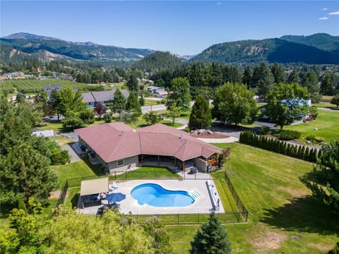 Property building, Bird's eye view, Mountain view, Swimming pool