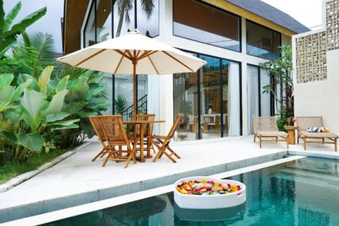 Property building, Balcony/Terrace, Dining area, Swimming pool, sunbed