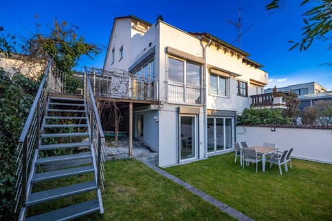 Property building, Garden, Balcony/Terrace